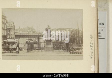 Ansicht der Erasmus-Statue auf dem Groten Markt in Rotterdam, um 1860 - um 1900 Foto Teil des Fotoalbums mit Aufnahmen von Städten in Nord- und Südholland und Utrecht. Rotterdam-Karton. Fotografische Unterstützung Albumenabdruck Denkmal, Statue. Brücke. Platz, Ort, Zirkus usw. (+ Stadt (-Landschaft) mit Zahlen, Personal) großer Markt Stockfoto