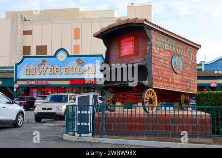 Los Angeles, Kalifornien: Gower Gulch, Vintage-Western-Medizin-Show-Wagen im Einkaufszentrum Gower Gulch Plaza (Sunset Blvd. Und Gower Street) Stockfoto