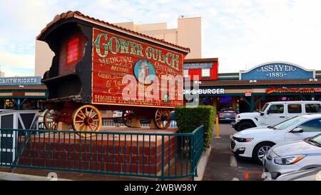 Los Angeles, Kalifornien: Gower Gulch, Vintage-Western-Medizin-Show-Wagen im Einkaufszentrum Gower Gulch Plaza (Sunset Blvd. Und Gower Street) Stockfoto