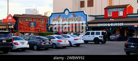 Los Angeles, Kalifornien: Gower Gulch, Vintage-Western-Medizin-Show-Wagen im Einkaufszentrum Gower Gulch Plaza (Sunset Blvd. Und Gower Street) Stockfoto