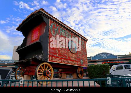 Los Angeles, Kalifornien: Gower Gulch, Vintage-Western-Medizin-Show-Wagen im Einkaufszentrum Gower Gulch Plaza (Sunset Blvd. Und Gower Street) Stockfoto