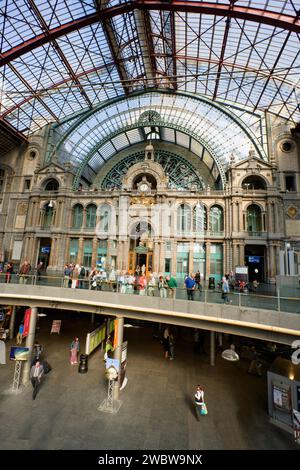 Bahnhof Antwerpen-Centraal, oberes Stockwerk, Koningin Astridplein, Antwerpen, Flandern, Belgien, Europa Stockfoto