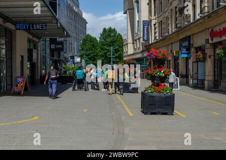 Cardiff, Glamorgan, Wales 11. August 2023 - Liefermänner auf Fahrrädern liefern Essen in Cardiff Stockfoto