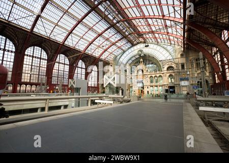 Bahnhof Antwerpen-Centraal, oberes Stockwerk, Koningin Astridplein, Antwerpen, Flandern, Belgien, Europa Stockfoto