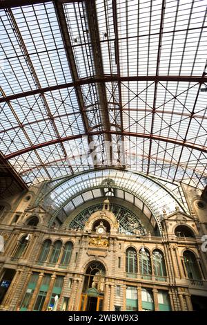 Bahnhof Antwerpen-Centraal, oberes Stockwerk, Koningin Astridplein, Antwerpen, Flandern, Belgien, Europa Stockfoto