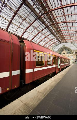 Bahnhof Antwerpen-Centraal, oberes Stockwerk, Koningin Astridplein, Antwerpen, Flandern, Belgien, Europa Stockfoto