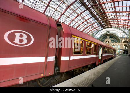 Bahnhof Antwerpen-Centraal, oberes Stockwerk, Koningin Astridplein, Antwerpen, Flandern, Belgien, Europa Stockfoto