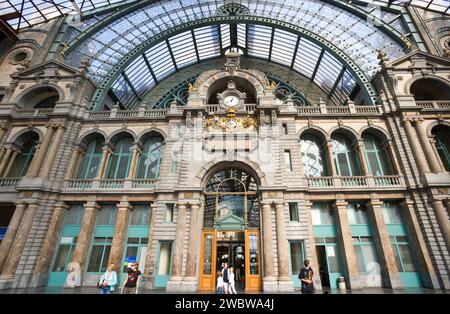 Bahnhof Antwerpen-Centraal, oberes Stockwerk, Koningin Astridplein, Antwerpen, Flandern, Belgien, Europa Stockfoto