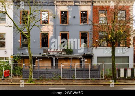 Belfast County Down, Nordirland 18. November 2023 - verlassene Geschäfte an einer Hauptstraße in Belfast Stockfoto