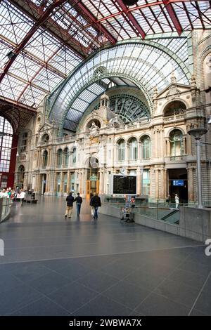 Bahnhof Antwerpen-Centraal, oberes Stockwerk, Koningin Astridplein, Antwerpen, Flandern, Belgien, Europa Stockfoto