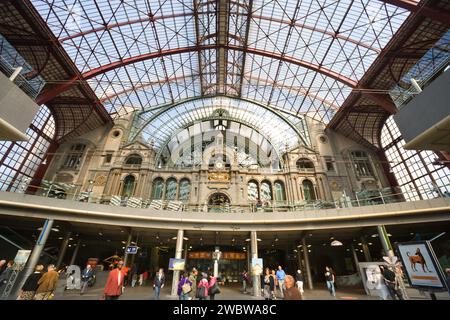 Bahnhof Antwerpen-Centraal, oberes Stockwerk, Koningin Astridplein, Antwerpen, Flandern, Belgien, Europa Stockfoto