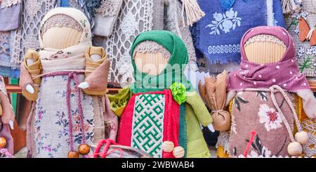 Kleine slawische Folk-Stoffpuppen - Amulette, Nahaufnahme. Stockfoto