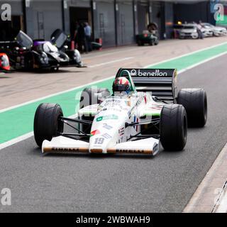 Ein Toleman TG185, 1985, Formel-1-Auto, das beim Silverstone Festival 2023 die internationale Boxengasse hinunterfährt Stockfoto