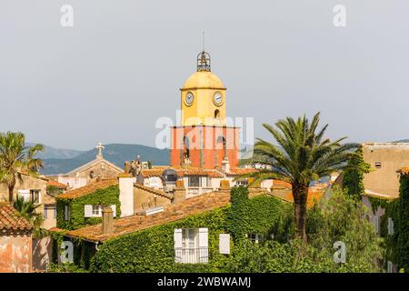 Malerischer Blick auf den alten Uhrenturm in Saint Tropez in Südfrankreich in Sommerfarben Stockfoto