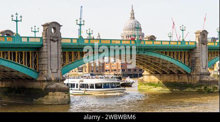 London England Großbritannien 10. Januar 2024 die Themse von der South Bank zeigt den Fluss und Boote und Brücken Stockfoto