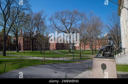 April 2020 Cambridge, Massachusetts, USA. John Harvard Statue vor der University Hall in Old Harvard Yard, Harvard University, Cambridge, MA. Stockfoto