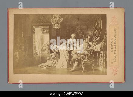 Fotoproduktion eines Gemäldes, das König Ludwig XVI. Von Frankreich und Königin Marie-Antoinette während der Belagerung des Schlosses von Versailles darstellt, Anonym, nach Gyula Benczúr, ca. 1875 - ca. 1890 Kabinettfoto Karton. Fotounterstützung Albumendruck Queen. king. Innenraum  Darstellung eines Gebäudes Stockfoto