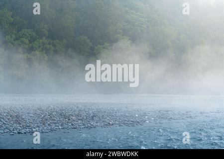 Das Ramganga River lag an einem nebeligen Wintermorgen im Jim Corbett National Park in Uttarakhand, Indien Stockfoto