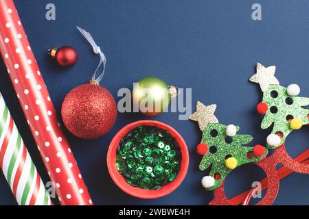Neujahrsgrußhintergrund mit roten und grünen bunten Weihnachtsdekorationen von oben. Nahaufnahme, Kopierbereich. Stockfoto