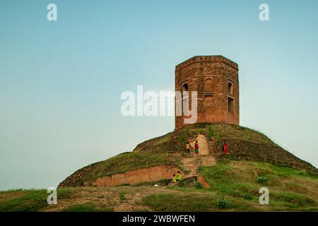 10 02 2005 Vintage Chaukhandi Stupa und achteckiger Turm hinzugefügt von Govardhan Built und Sarnath bei Varanasi, Uttar Pradesh, Indien Asien. Stockfoto