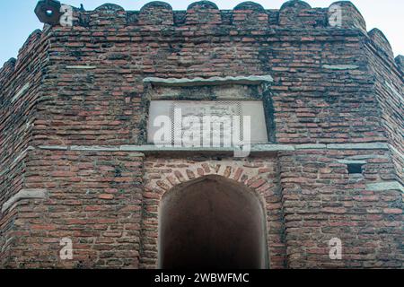 10 02 2005 Vintage Chaukhandi Stupa und achteckiger Turm hinzugefügt von Govardhan Built und Sarnath bei Varanasi, Uttar Pradesh, Indien Asien. Stockfoto