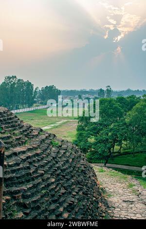 10 02 2005 Vintage Chaukhandi Stupa und achteckiger Turm hinzugefügt von Govardhan Built und Sarnath bei Varanasi, Uttar Pradesh, Indien Asien. Stockfoto