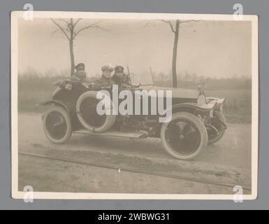 Unbekannte Firma in einem Auto, Anonym, 1919 Foto fotografische Unterstützung Gelatine Silberdruck Auto Stockfoto