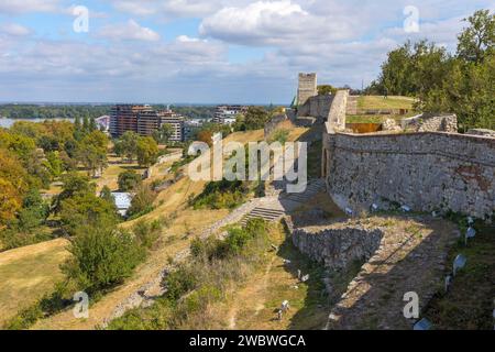 Belgrad, Serbien - 14. September 2023: Panorama der serbischen Hauptstadt mit dem Fluss Save und der Festung Kalemegdan, Skyline der Stadt im Sommer Stockfoto