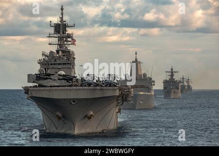 Mittelmeer, Vereinigte Staaten. 31. Dezember 2023. Das amphibische Angriffsschiff USS Bataan der US Navy führt eine Gruppe von Schiffen der Bataan Amphibious Ready Group und der Gerald R. Ford Carrier Strike Group während einer maritimen Sicherheitspatrouille zur Unterstützung der Operation Prosperity Guardian, am 31. Dezember 2023 im Mittelmeer. Die OPG ist eine multinationale Koalition zur Unterstützung der Sicherheit im Seeverkehr und zur Bekämpfung von Angriffen auf die Handelsschifffahrt in der Region. Kredit: MC2 Nolan Pennington/USA Navy Photo/Alamy Live News Stockfoto