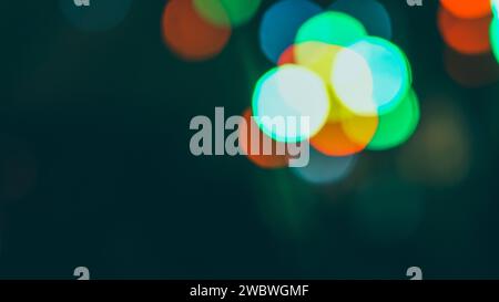 Unscharfer abstrakter Hintergrund mit glänzenden Funkeln und heller Hintergrundbeleuchtung. Abstrakte mehrfarbige Lichter. Buntes Bokeh, helles, verschwommenes Weihnachtslicht Stockfoto