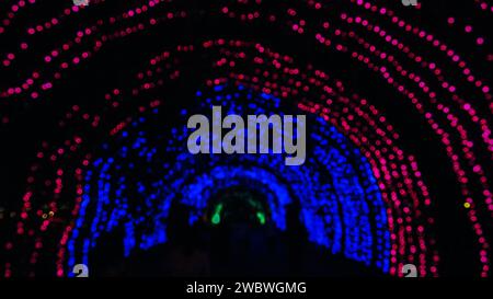 Abstraktion von verschwommenen, farbigen Lichtern festlicher Beleuchtung. Abstrakte mehrfarbige Lichter. Buntes Bokeh, helle, verschwommene Weihnachtslichter. Partyzeit, Stockfoto