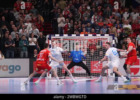 MÜNCHEN, Deutschland. , . Dänischer Spieler 27 Damgaard Nielsen, Michael gegen CZE-Spieler 34 Solak, Dominik und Torhüter Tomas MRKVA während der Handball-Europameisterschaft der Männer, EHF EURO 2024, DÄNEMARK gegen TSCHECHIEN, im Olympiapark-Stadion auf 12. Januar in München (Foto: Arthur THILL/ATP Images) (THILL Arthur/ATP/SPP) Foto: SPP Sport Press Photo. /Alamy Live News Stockfoto