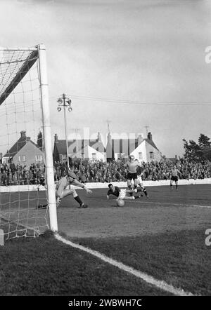 1960, historisches Fußballspiel, Oxford United, spielt Chelmsford City auf dem Manor Ground, Oxford, England. 1893 wurden sie Headington United 1911 und Oxford United 1960, als sie in der Premier Division der Southern League waren, die sie zwei Spielzeiten in Folge gewannen. 1962 wurden sie in die Fourth Division der Football League gewählt (befördert), nachdem Accrington Stanley für Konkurs erklärt und ihren Platz verlassen hatte. Stockfoto