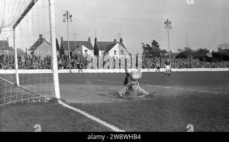 1960er Jahre, historisches Fußballspiel, Oxford United spielt Chelmsford City auf dem Manor Ground, Oxford, England. Die Headington F. C. wurde 1893 gegründet und 1911 zu Headington United und 1960 zu Oxford United. Stockfoto