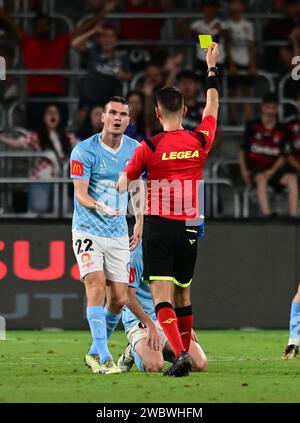 Parramatta, Australien. Januar 2024. Curtis Edward Good (L) vom Melbourne City FC reagiert, nachdem er während des A-League Men's 2023/24 Unite Round Matches zwischen Melbourne City FC und Western Sydney Wanderers FC im CommBank Stadium eine gelbe Karte erhalten hat. Endergebnis: Western Sydney Wanderers 1:0 Melbourne City FC. (Foto: Luis Veniegra/SOPA Images/SIPA USA) Credit: SIPA USA/Alamy Live News Stockfoto