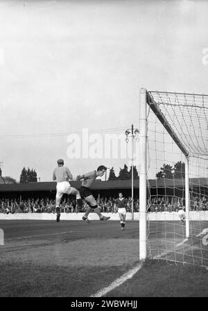 1960, Geschichte, Fußballspiel, Torhüter und Stürmer, als Oxford United Chelmsford City auf dem Manor Ground in Oxford, England spielt. 1893 wurden sie Headington United 1911 und 1960 Oxford United, als sie in der Premier Division der Southern League waren, die sie zwei Spielzeiten in Folge gewannen. 1962 wurden sie in die Fourth Division der Football League gewählt (befördert), nachdem Accrington Stanley ihren Platz verlassen hatte. Stockfoto