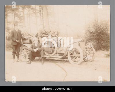 Fünf unbekannte Männer um ein Auto in einem Wald, Anonym, 1909 fotografische Unterstützung Auto. Erwachsener Mann Stockfoto