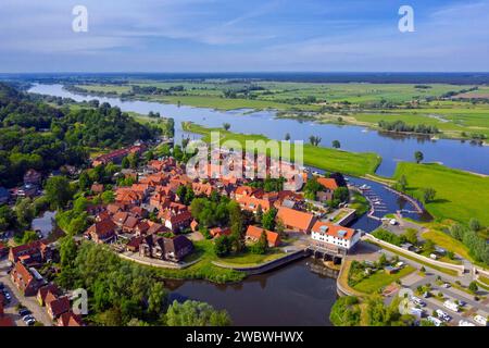 Luftaufnahme über die Altstadt Hitzacker entlang der Elbe im Sommer im Landkreis Lüchow-Dannenberg in Niedersachsen/Niedersachsen Stockfoto