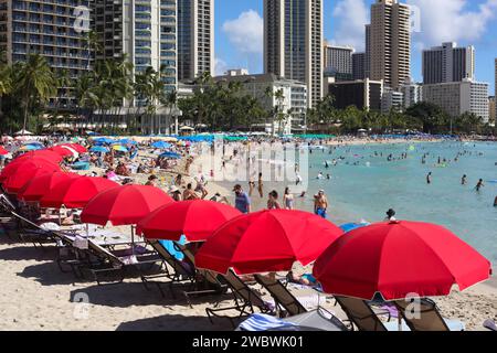 Honolulu, Hawaii - 31. Dezember 2022 : Realität der überfüllten Badestrände am beliebten Waikiki Beach. Reise- und Gastgewerbe Hotelgeschäfte kehren zurück Stockfoto