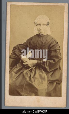 Porträt einer unbekannten alten Frau, anonym, 1854 - 1885 Foto. Visitenkartenpapier. Pappalbumenabdruck alte Frau. Anonyme historische Person porträtiert Stockfoto