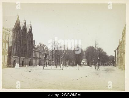 Blick auf die lange Voorhout mit dem Kloosterkerk in den Haag links, ca. 1865 - ca. 1870 Foto. Kabinettfoto Teil des Leporelloalbums mit Fotos aus den Haag. Die Haager Pappe. Fotografische Unterstützung Albumendruck Straße (+ Stadt(-Landschaft) mit Figuren, Personal). Kirche (außen) Long Forest Stockfoto