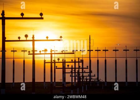 Start- und Landebahnbeleuchtung, Anflughilfen, am Flughafen Düsseldorf, Sonnenuntergang, Flugzeug nähert sich der Start- und Landebahn Süd, 05R/23L, NRW, Deutschland, Stockfoto