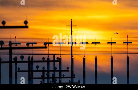 Start- und Landebahnbeleuchtung, Anflughilfen, am Flughafen Düsseldorf, Sonnenuntergang, Flugzeug nähert sich der Start- und Landebahn Süd, 05R/23L, NRW, Deutschland, Stockfoto