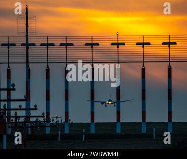 Start- und Landebahnbeleuchtung, Anflughilfen, am Flughafen Düsseldorf, Sonnenuntergang, Flugzeug nähert sich der Start- und Landebahn Süd, 05R/23L, NRW, Deutschland, Stockfoto