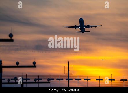 Start- und Landebahnbeleuchtung, Anflughilfen, am Flughafen Düsseldorf, Sonnenuntergang, Flugzeuge, die auf die südliche Hauptbahn starten und sich nähern, 05R/23L, NR Stockfoto