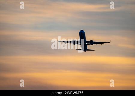 Start- und Landebahnbeleuchtung, Anflughilfen, am Flughafen Düsseldorf, Sonnenuntergang, Flugzeuge von der Südbahn, 05R/23L, NRW, Deutschland, Stockfoto