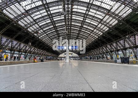 Dreitägiger Streik der eisenbahngewerkschaft GDL, nur sehr wenige nah- und Fernzüge verkehren, leerer Kölner Hauptbahnhof, der meist voll von trave ist Stockfoto