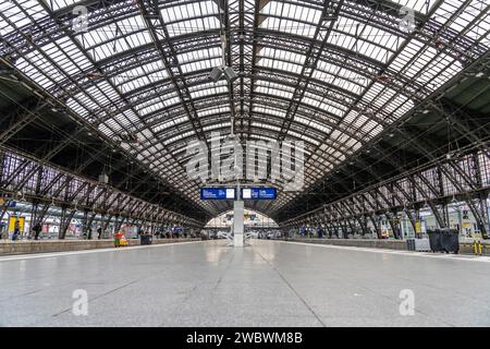 Dreitägiger Streik der eisenbahngewerkschaft GDL, nur sehr wenige nah- und Fernzüge verkehren, leerer Kölner Hauptbahnhof, der meist voll von trave ist Stockfoto