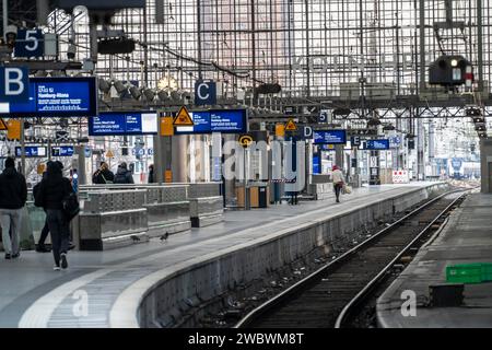 Dreitägiger Streik der eisenbahngewerkschaft GDL, nur sehr wenige nah- und Fernzüge verkehren, leerer Kölner Hauptbahnhof, der meist voll von trave ist Stockfoto