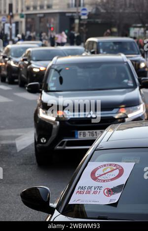 © PHOTOPQR/LE PARISIEN/Delphine Goldsztejn ; Paris ; 11/01/2024 ; L'Association des chauffeurs VTC de France (AVF) appelle à une Manifestation ce jeudi 11 janvier à Paris. UN rassemblement pour dénoncer leur exclude du dispositif de personnes lors des Jeux Olympiques de Paris 2024. Les chauffeurs protestent contre la potentielle Augmentation de leur numerus clausus qui leur fait craindre une concurrence exacerbée. Sur un autre Plan, ces professionnels réclament un accès aux 185 km de voies routières en Île-de-France qui seront temporairement réservées aux véhicules accrédités p Stockfoto